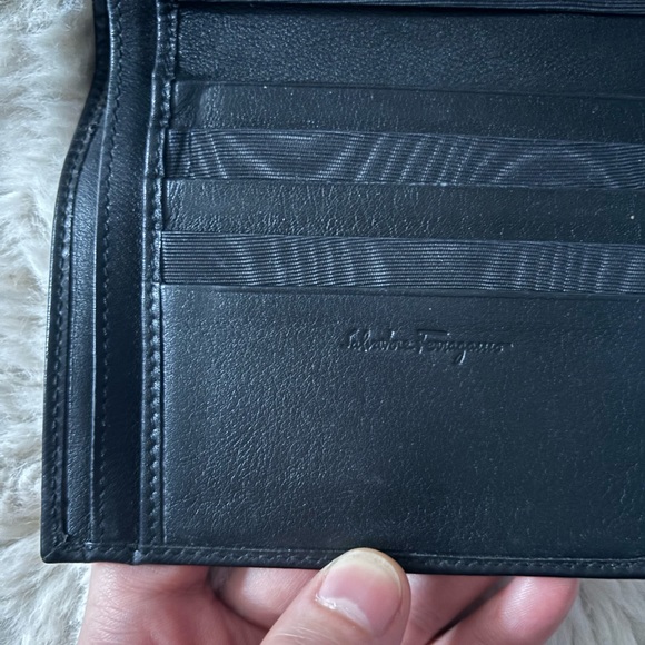 Salvatore Ferragamo - Gancini Key Ring Black Leather Bi Fold Wallet - Picture 8 of 16